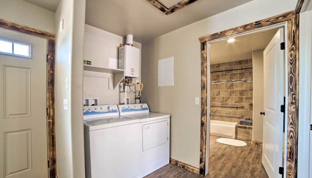 #1 Walking distance to Hiking Trails, Single Level Dog Friendly Flat