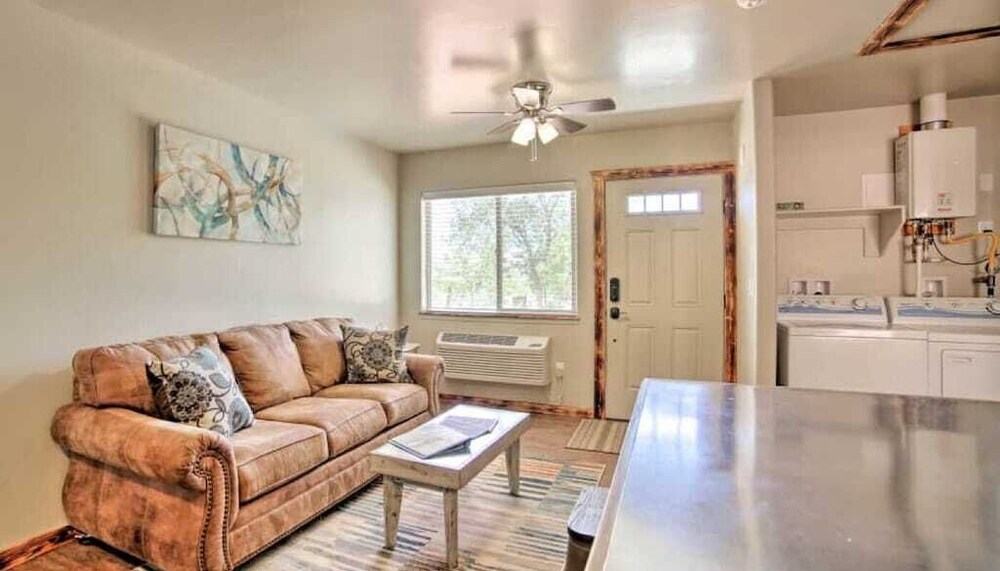 #1 Walking distance to Hiking Trails, Single Level Dog Friendly Flat