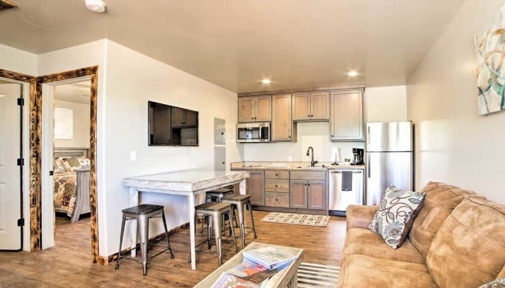 #1 Walking distance to Hiking Trails, Single Level Dog Friendly Flat