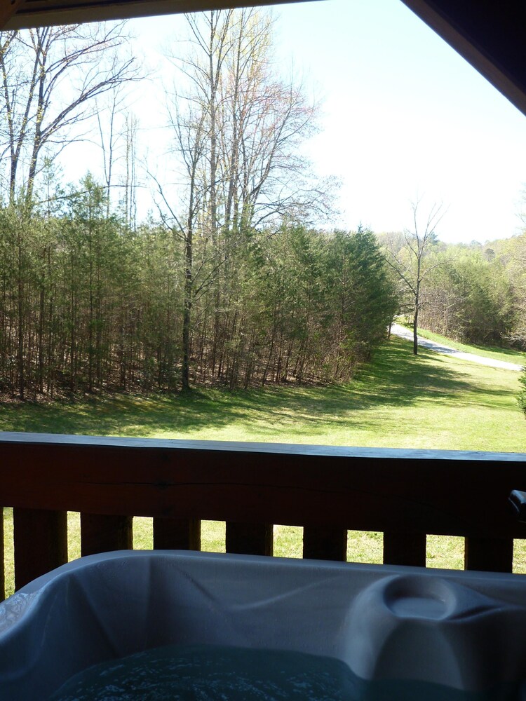 Quiet log cabin next to Cherokee and Smoky Mnt Nat'l Park