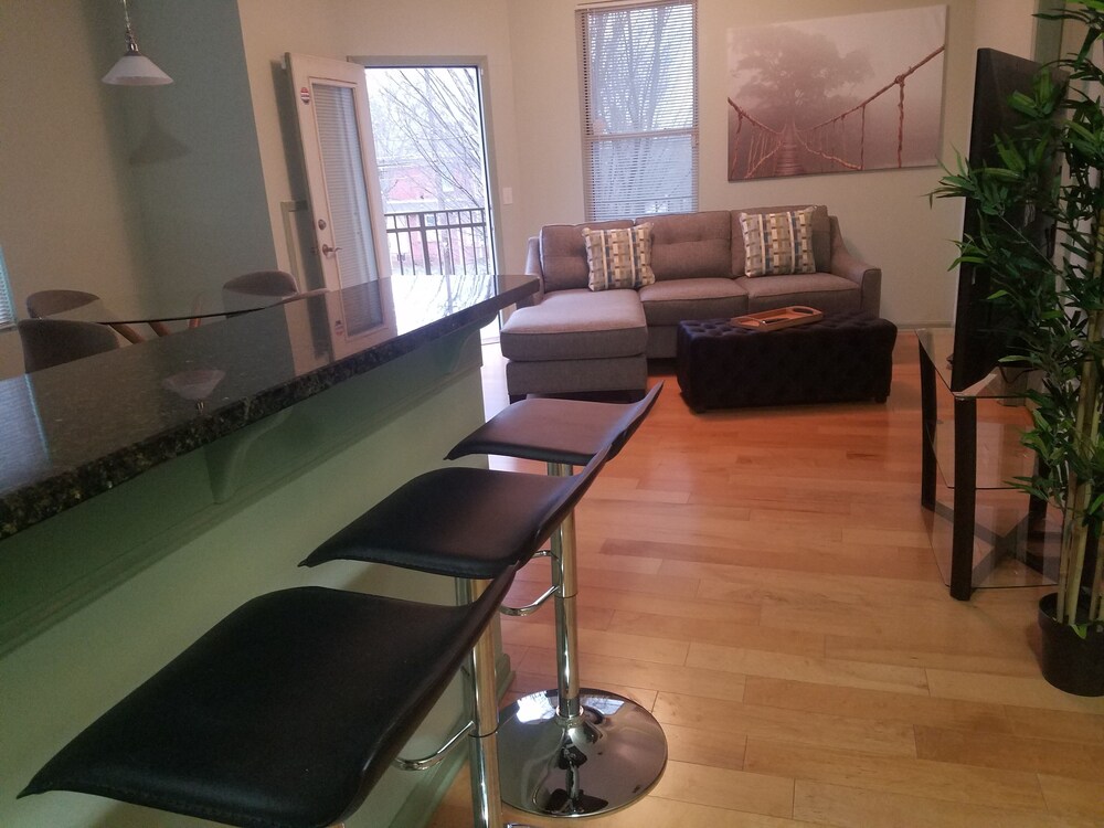 Spacious Retreat Centrally located Downtown, Midtown and minutes from