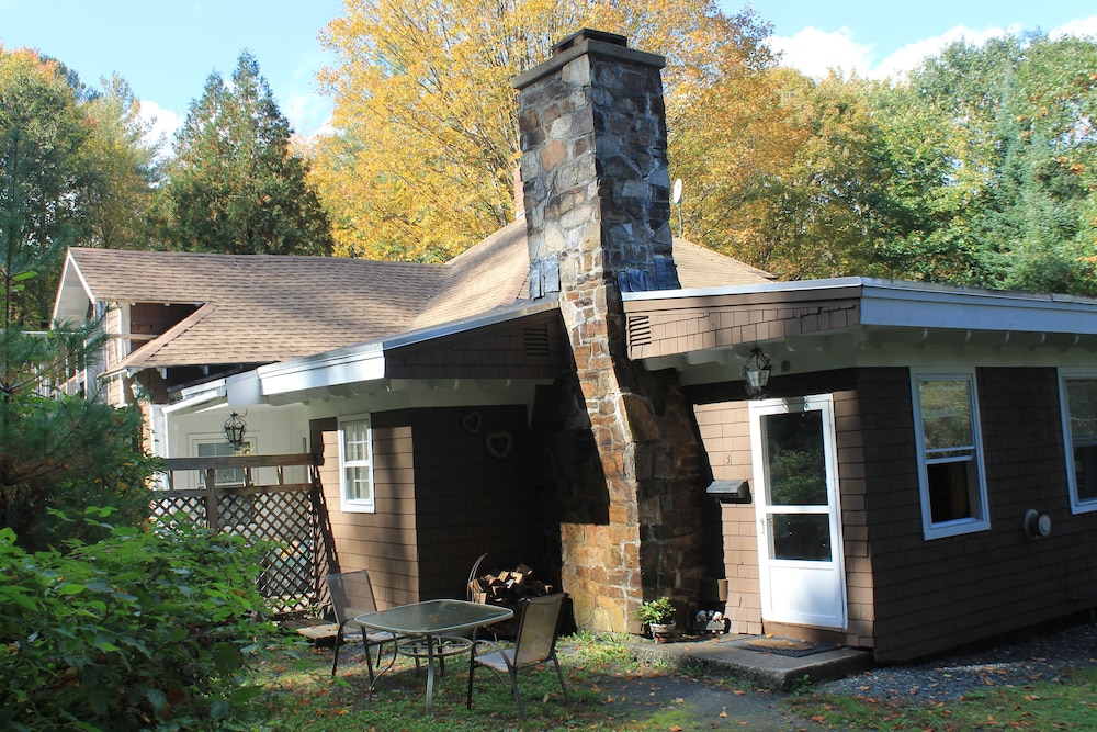 Artsy, PetFriendly Studio with a Forest in the backyard West Brattleboro Vrbo