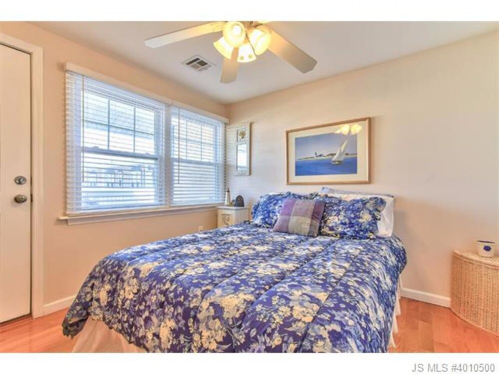 Ocean side, 2 Floor Condo, 3rd from the Beach with a fenced in Patio