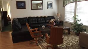 TV, fireplace, DVD player, books