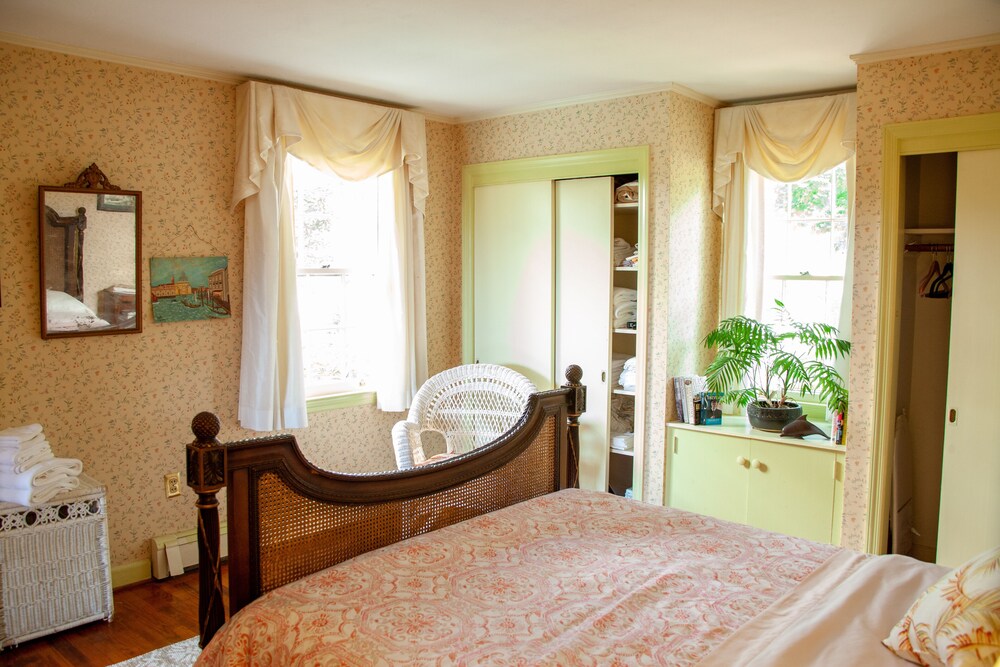 Blissful Kismet Cottage Pool with Mountain Views & Easy Access to C