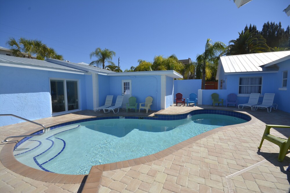   Walk to beach   Heated POOL   King bed  DAILY  WEEKLY    Villa 4    SPECIALS