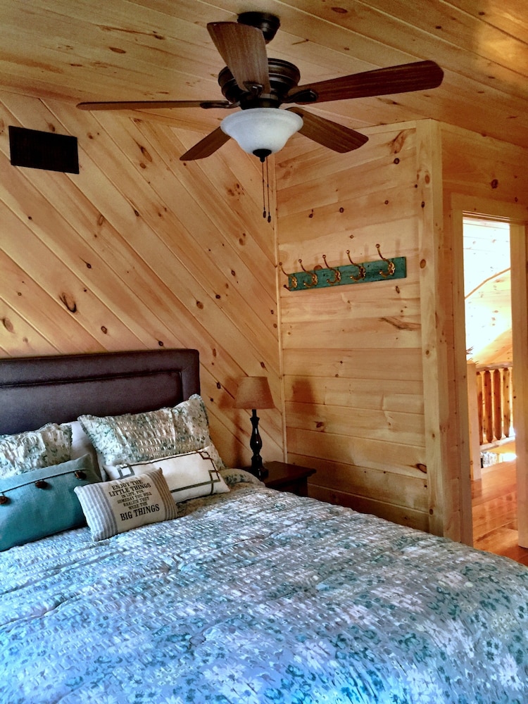 Luxury Log Cabin on Lake Winnisquam,huge private beach, boat slips