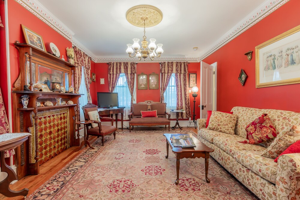 The Lovely Lorelei - Historic District - Great Location!!