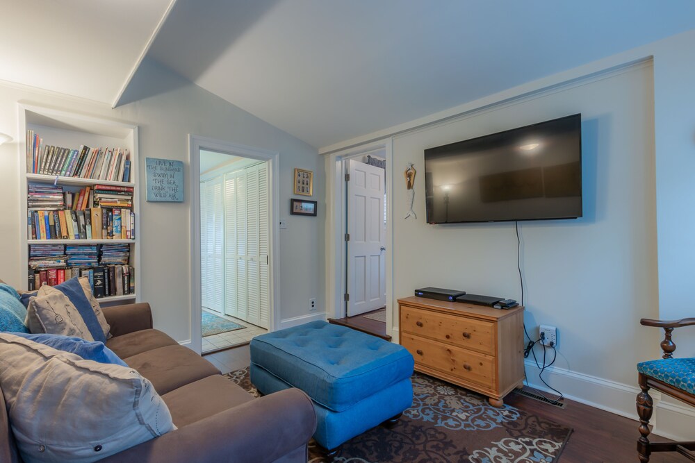 The Lovely Lorelei - Historic District - Great Location!!