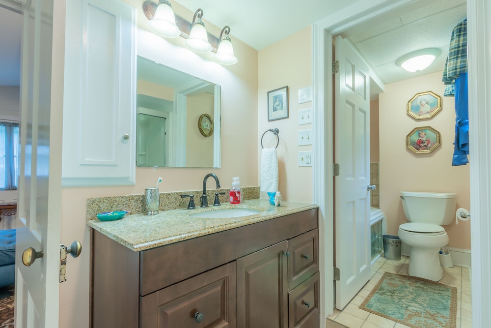 The Lovely Lorelei - Historic District - Great Location!!