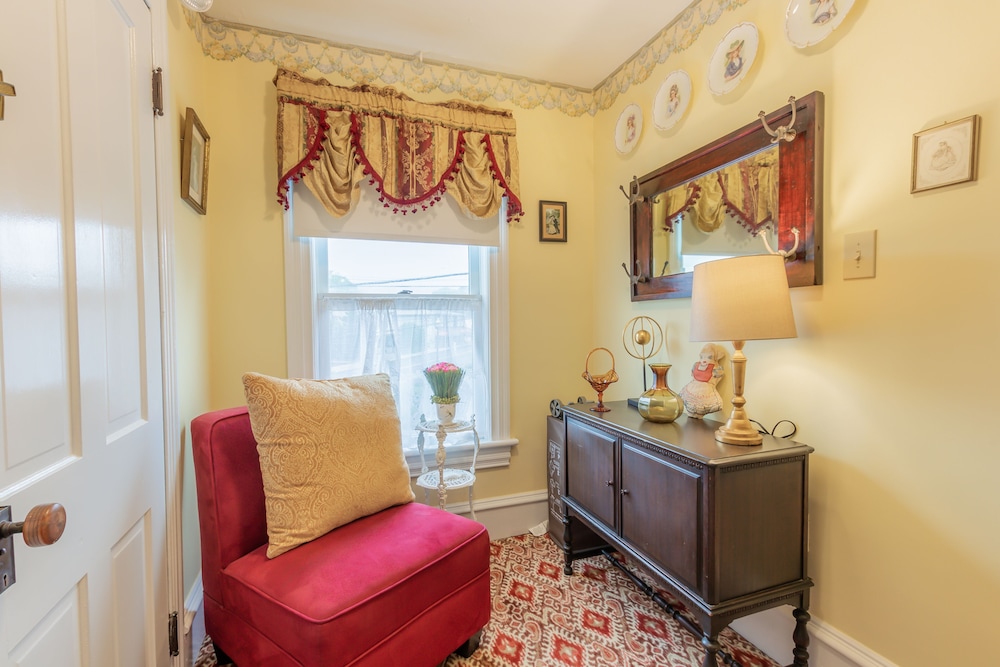 The Lovely Lorelei - Historic District - Great Location!!