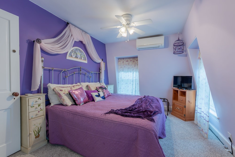 The Lovely Lorelei - Historic District - Great Location!!