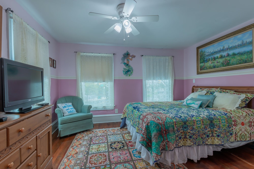 The Lovely Lorelei - Historic District - Great Location!!