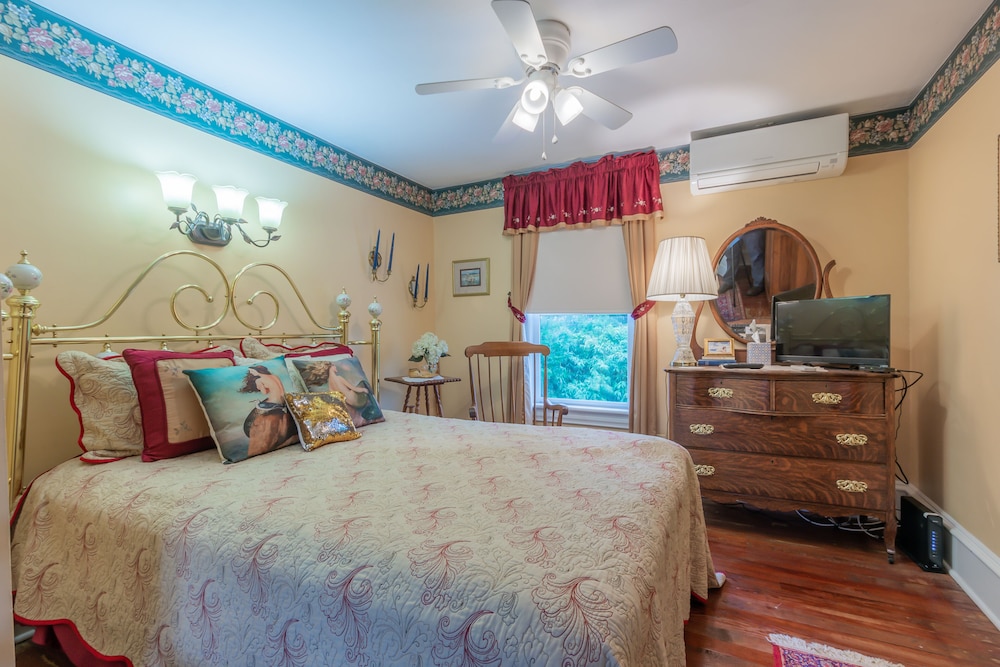 The Lovely Lorelei - Historic District - Great Location!!