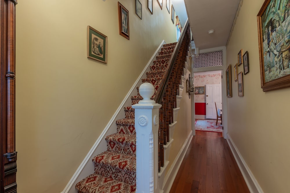 The Lovely Lorelei - Historic District - Great Location!!