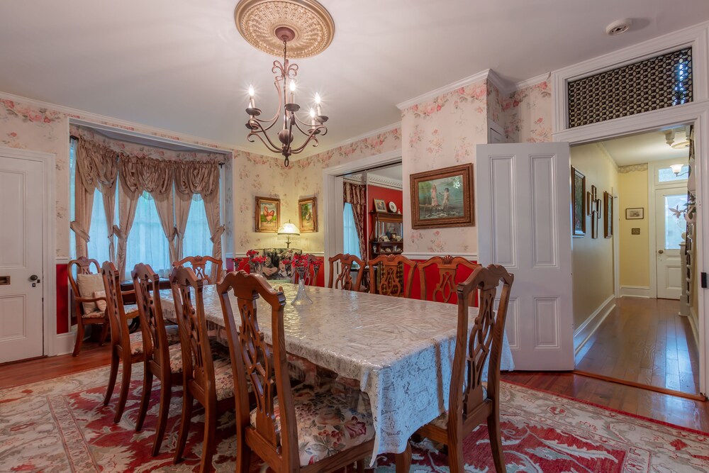 The Lovely Lorelei - Historic District - Great Location!!