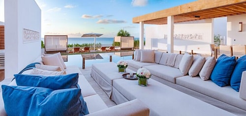 Villa Kishti on Meads Bay East in West End Village, Saint Martin
