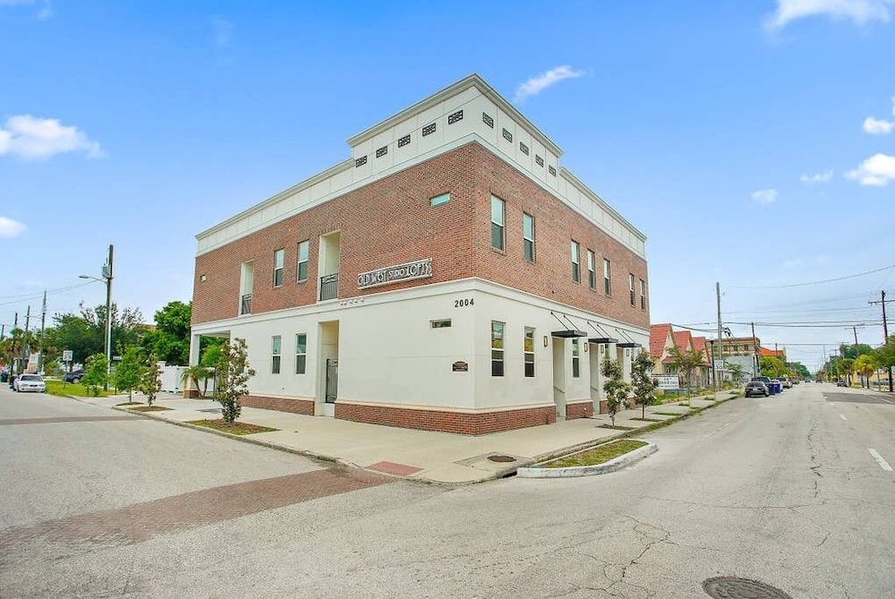 Loft style living in Downtown Tampa Unit # 105