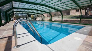 Inomhuspool och solstolar