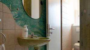 Douche, sèche-cheveux, serviettes fournies