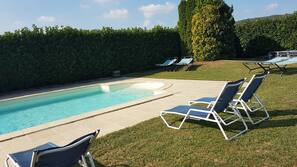 Piscine extérieure (ouverte en saison), parasols de plage