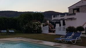 Piscine extérieure (ouverte en saison), parasols de plage