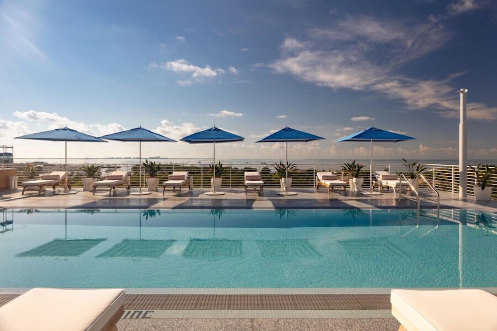 Rooftop pool, Mr. C Miami – Coconut Grove