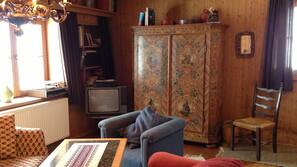 Fernseher, Kinderspielzeug, Bücher, Stereoanlage