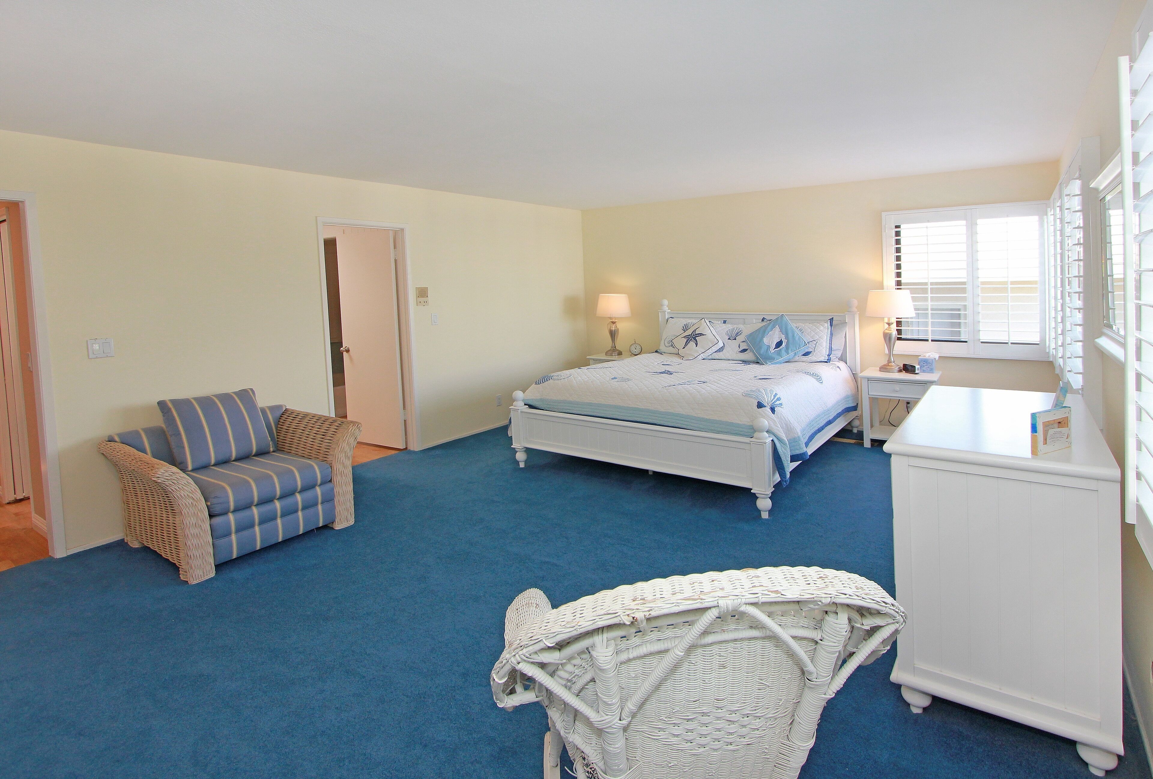 Oceanfront Luxury - Large Patio - Walk to the Balboa Pier MONTHLY *31 NIGHT* in Newport Beach, United States