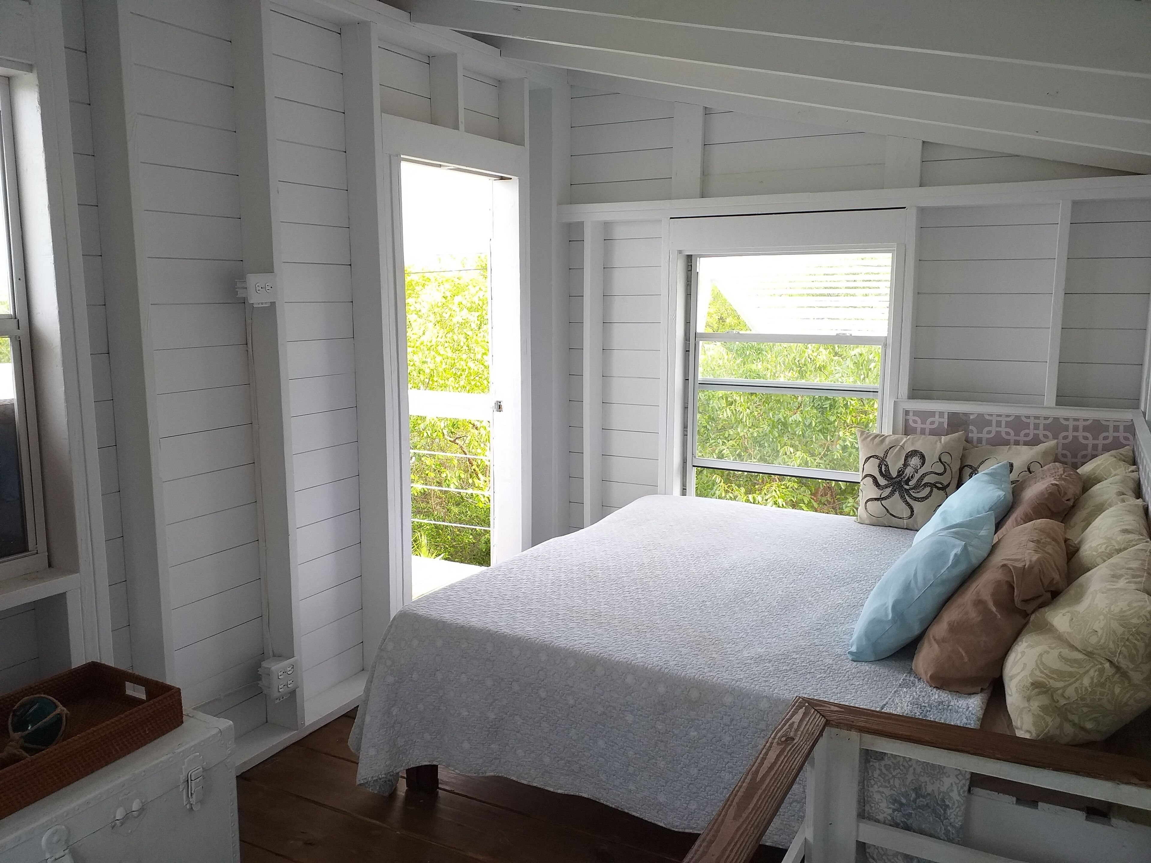 Sea Shanty - New 2019, Ocean view, Walk to Beach, Prime Location. in Governor's Harbour in Governorʼs Harbour, Bahamas