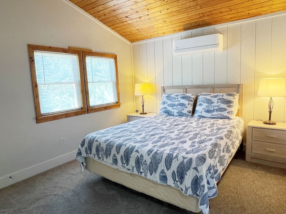 McNeal Cottage Comfortable home, large private back yard. Ocracoke