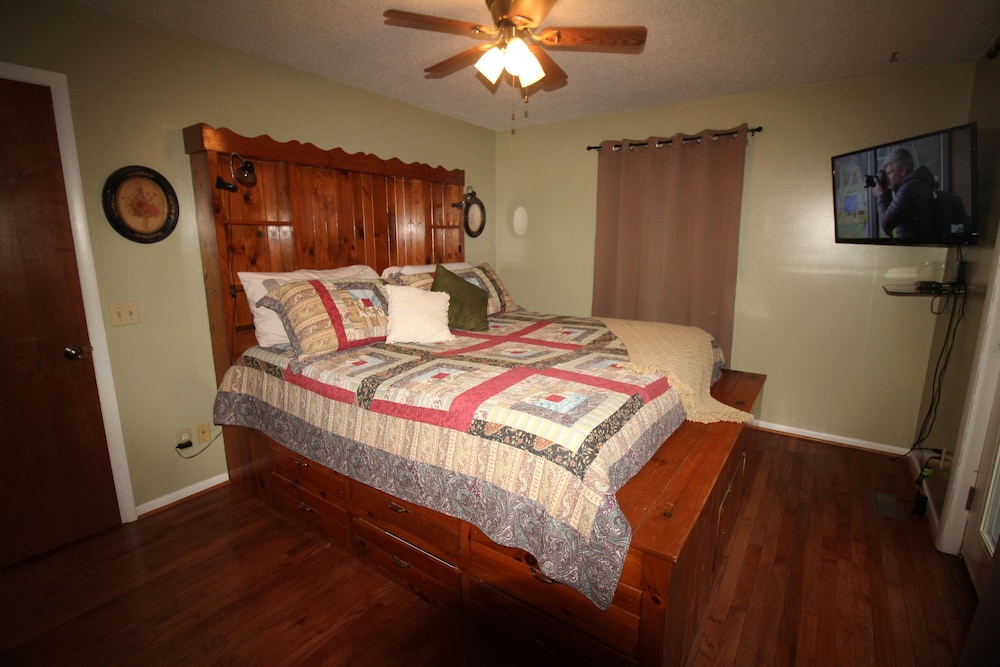 LOW AUGUST RATES! Rivers Edge Riverfront, Hot Tub, Fire Pit, & Ping