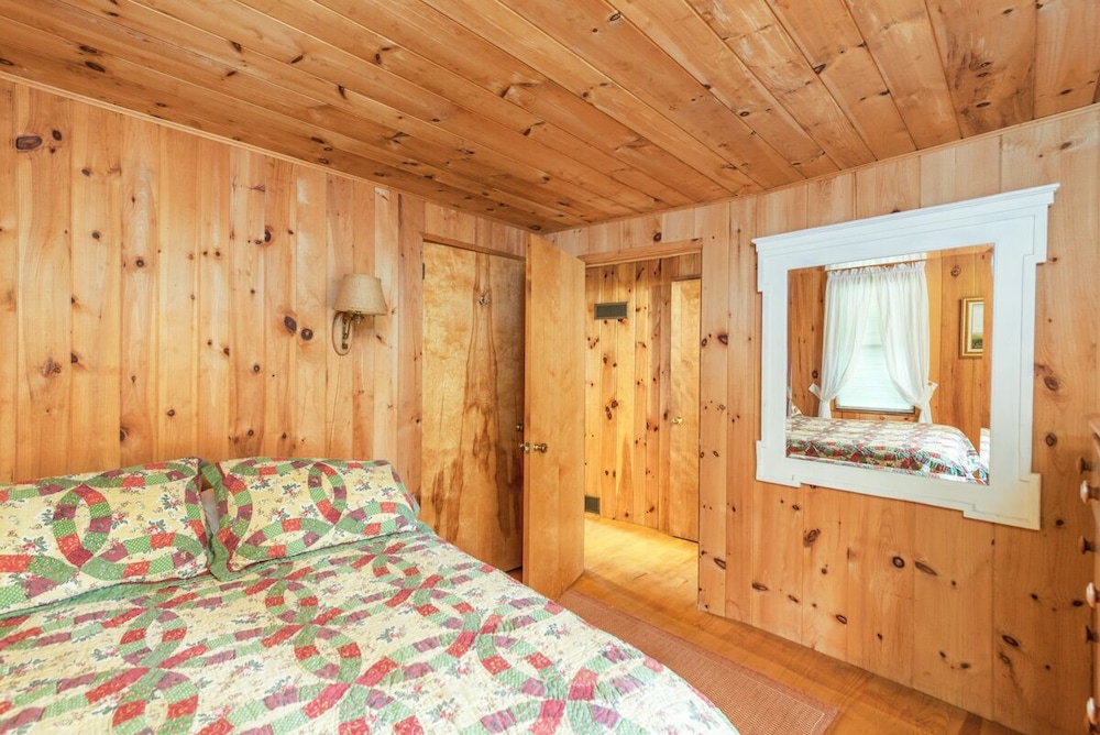 Relaxing, Petfriendly, Waterfront home on Lake Winnipesaukee with dock and WiFi