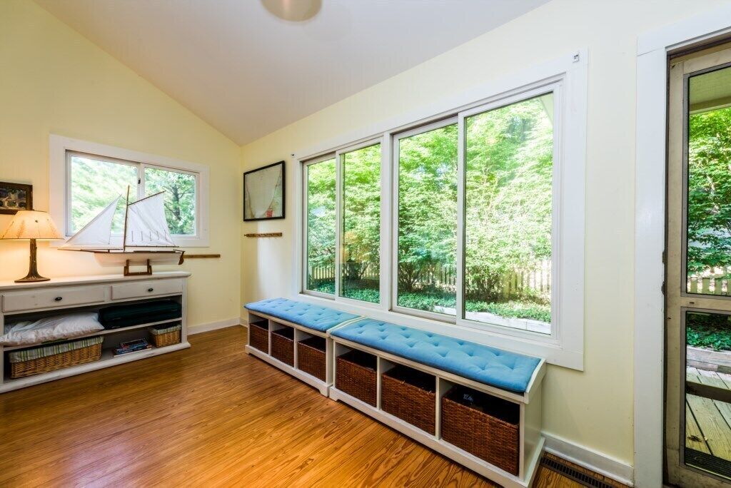 Union Pier Retreat With Private Heated Pool & Hot Tub. Walking Distance to Lake Michigan and Downtown! in Benton Harbor, United States