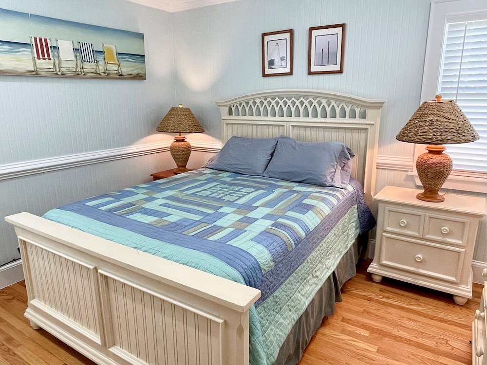 Sun Kissed Cheerfully decorated dog friendly cottage. Ocracoke Vrbo