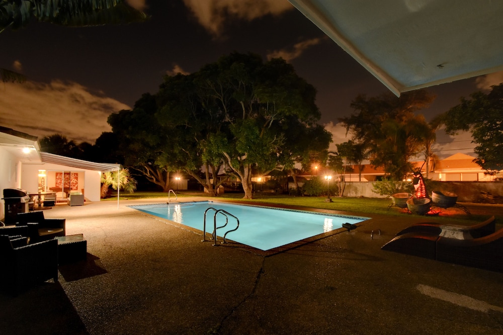 Heated Pool, Billiards table, huge property