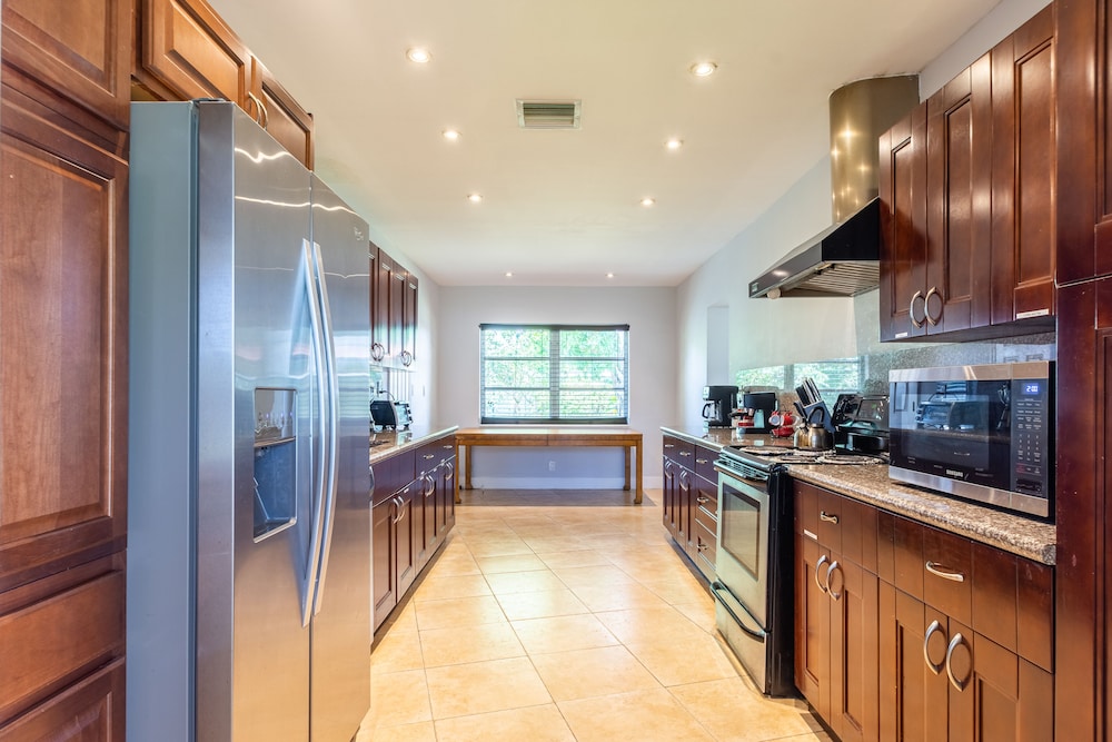 Heated Pool, Billiards table, huge property