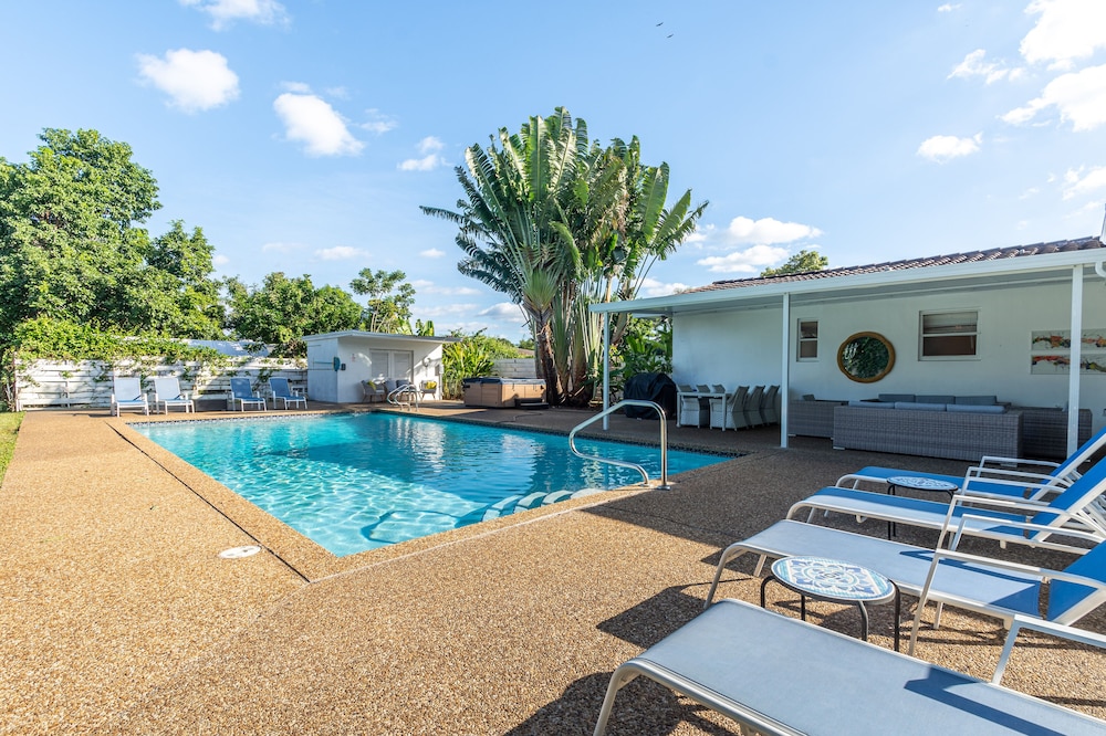 Heated Pool, Billiards table, huge property