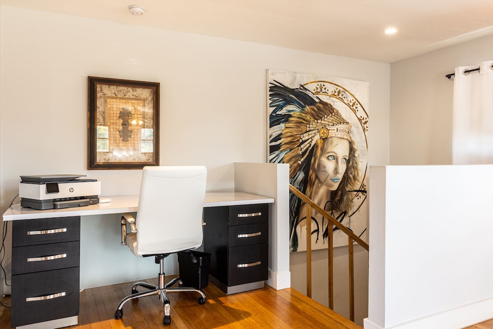 Heated Pool, Billiards table, huge property