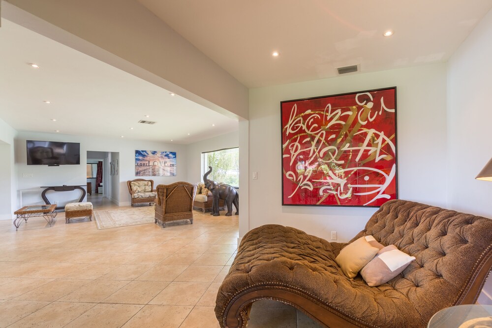 Heated Pool, Billiards table, huge property