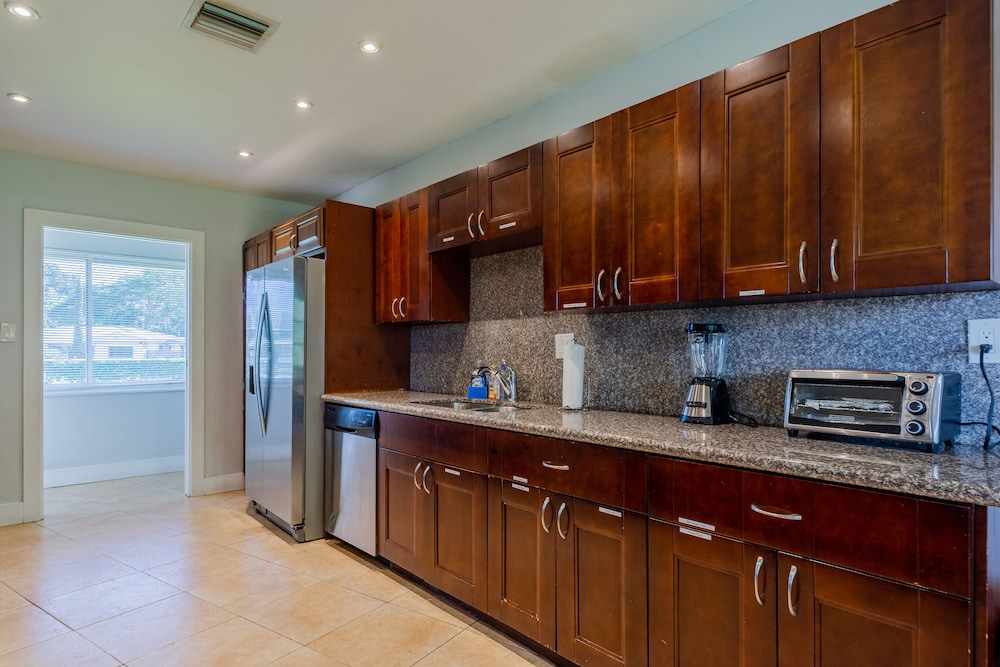 Heated Pool, Billiards table, huge property