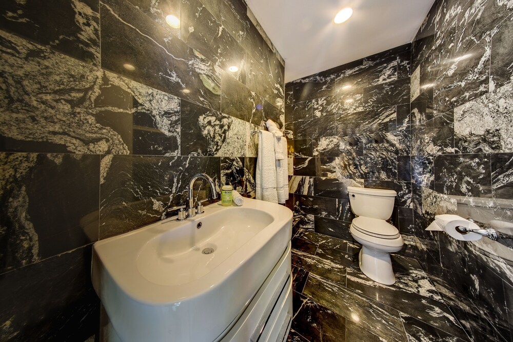 Heated Pool, Billiards table, huge property