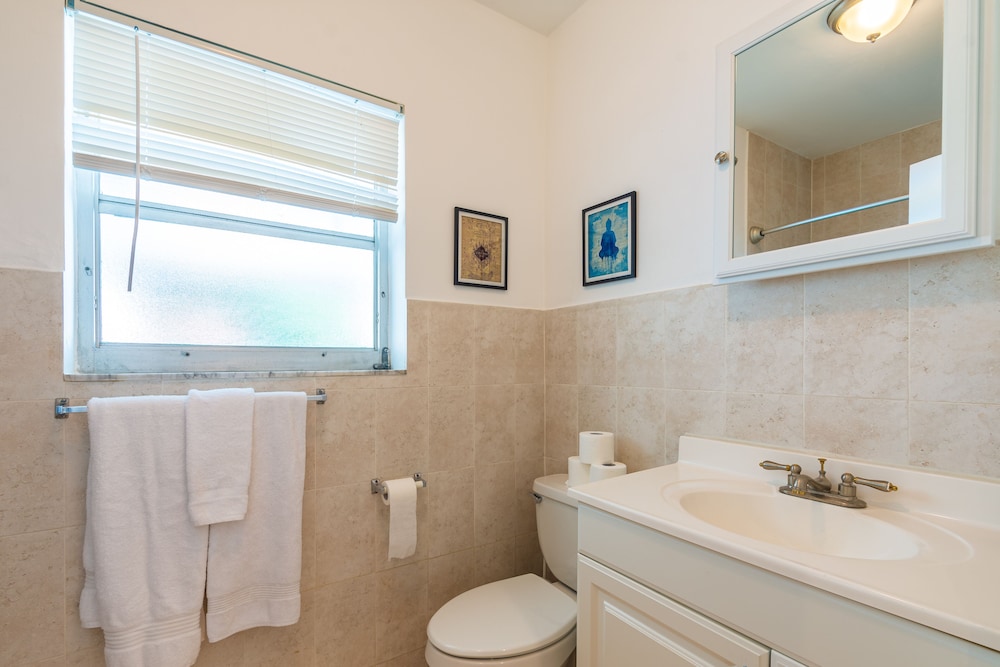 Heated Pool, Billiards table, huge property