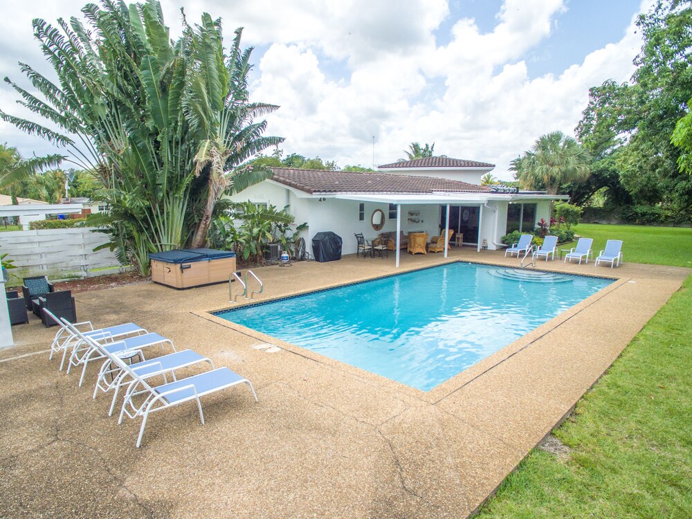 Heated Pool, Billiards table, huge property