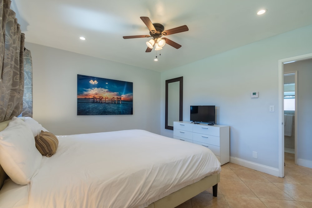 Heated Pool, Billiards table, huge property