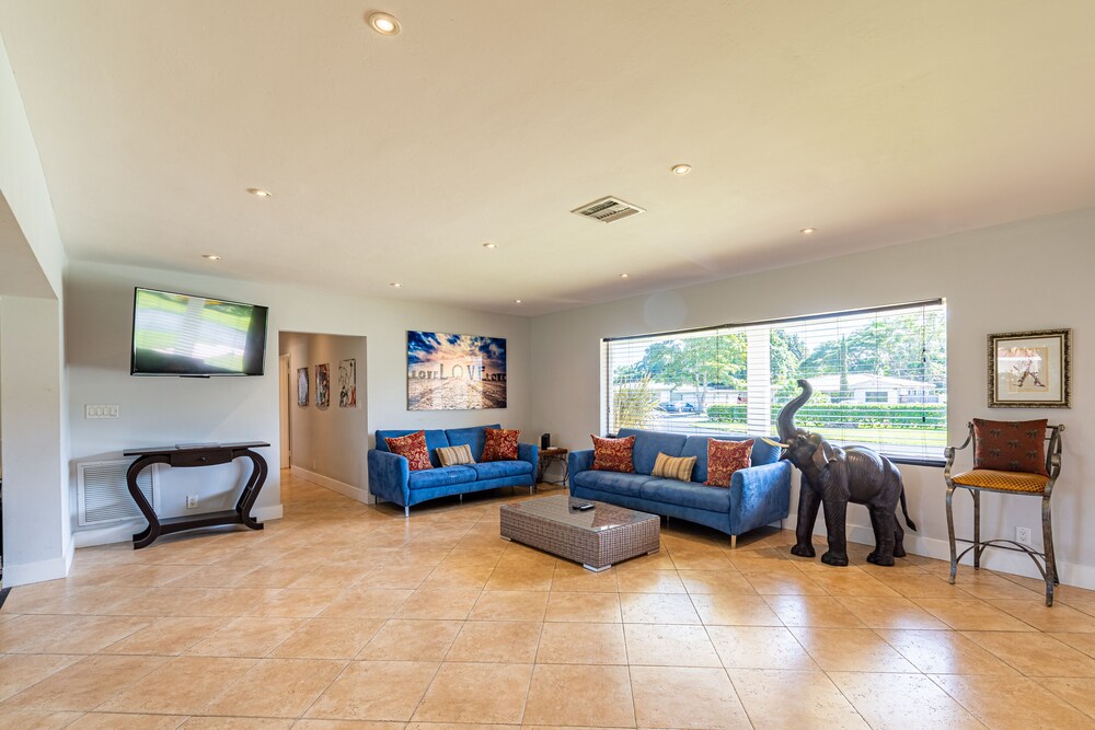 Heated Pool, Billiards table, huge property