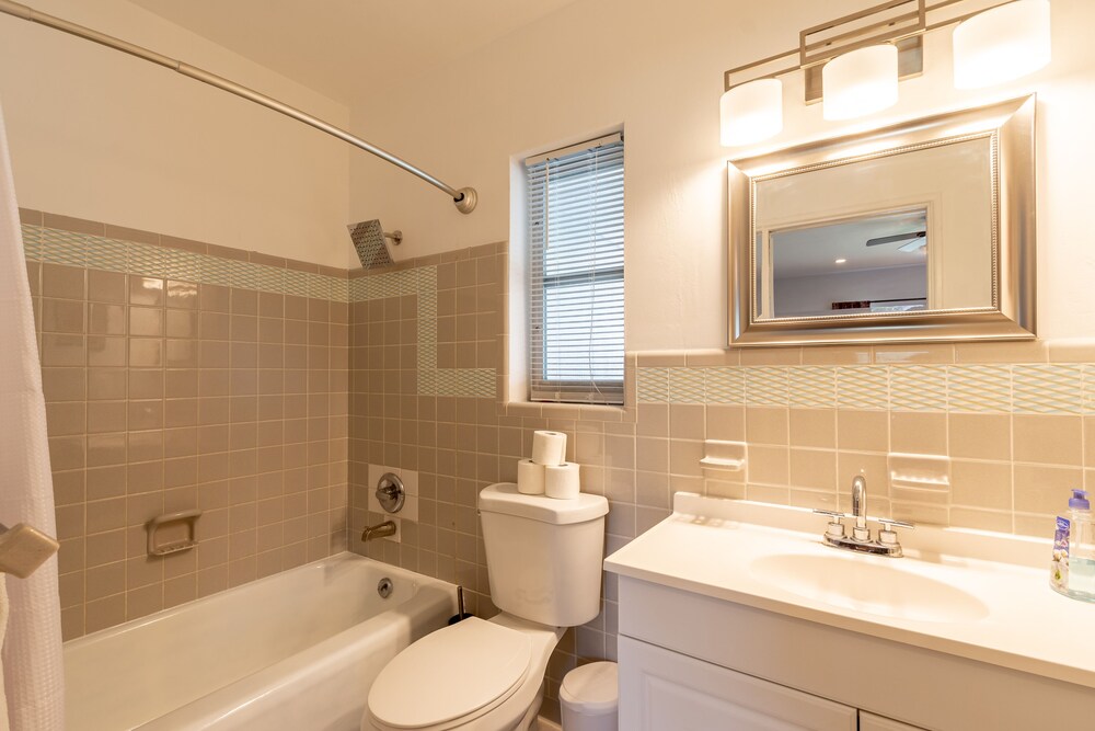 Heated Pool, Billiards table, huge property