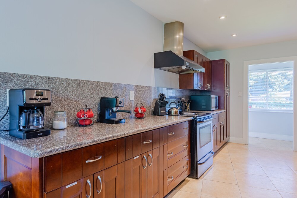 Heated Pool, Billiards table, huge property