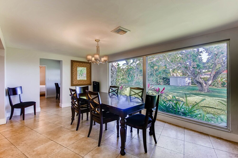 Heated Pool, Billiards table, huge property