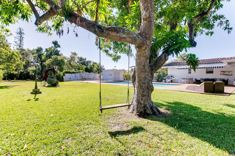 Heated Pool, Billiards table, huge property